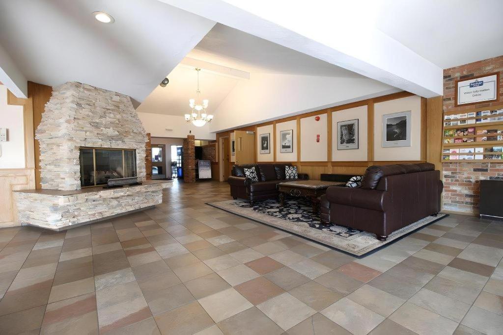 Medicine Hat Inn & Suites Exterior photo