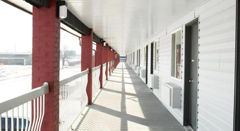 Medicine Hat Inn & Suites Exterior photo