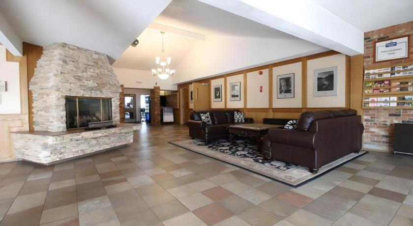 Medicine Hat Inn & Suites Exterior photo